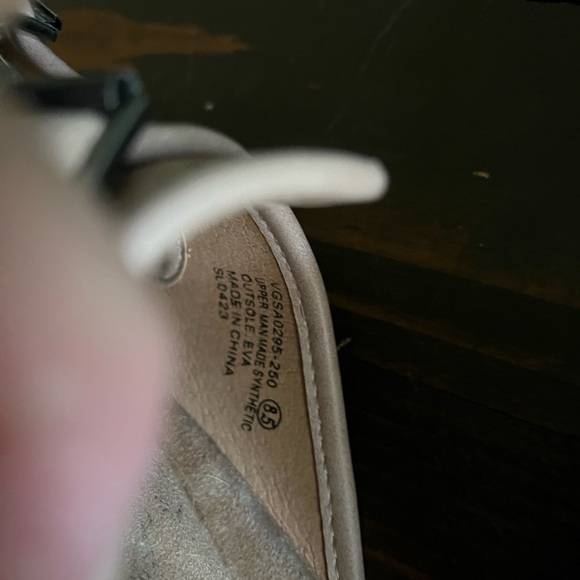 Very H brand tooled leather sandals. Size 8.5 - Picture 2 of 4